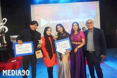 Prestasi Gemilang Mahasiswi Darmajaya Raih Gelar Juara Bintang Radio