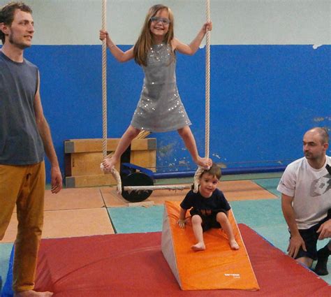 Les Enfants Ont Fait Leur Cirque Devant Leurs Parents