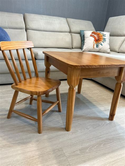 Conjunto Infantil de Mesa Cadeira em Madeira Maciça Na Cor Caramelo