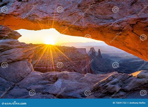 Arco Del Mesa Parque Nacional De Canyonlands Utah Foto De Archivo