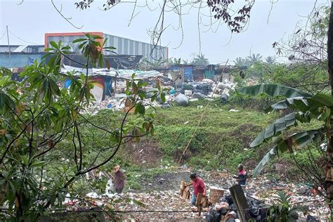 Lahan Kosong Di Pondok Ranji Jadi Tempat Pembuangan Sampah Ilegal Bau