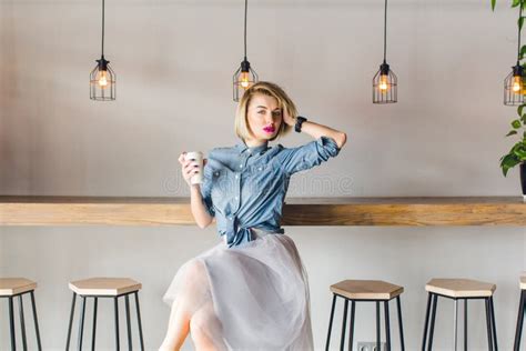 Fille Bavaroise Blonde Flirty Dans Le Dirndl Image Stock Image Du