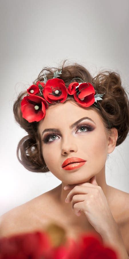 Mooi Meisje Met Naakt Terug In De Studio Stock Foto Image Of Creativiteit Brunette