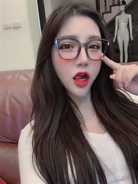 Nhan sắc cô gái nhảy nude trong quán Bar xôn xao mạng xã hội