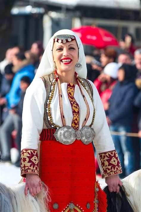 Madame Dans Le Costume Traditionnel Bulgare Photo Stock Ditorial