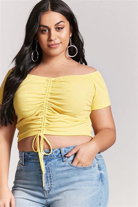 The Best Crop Tops For Plus Size Women To Wear This Sum