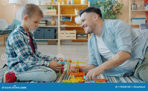 Feliz Padre Familiar E Hijo Jugando Con Juguetes Brillantes En Casa