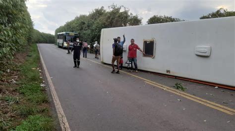 Nibus Tomba E Trabalhadores Rurais Ficam Feridos Em Estrada Vicinal