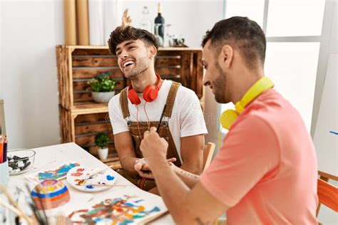 Dos Hombres Hispanos Pareja Sonriendo Confiados Pintando Manos De Palma