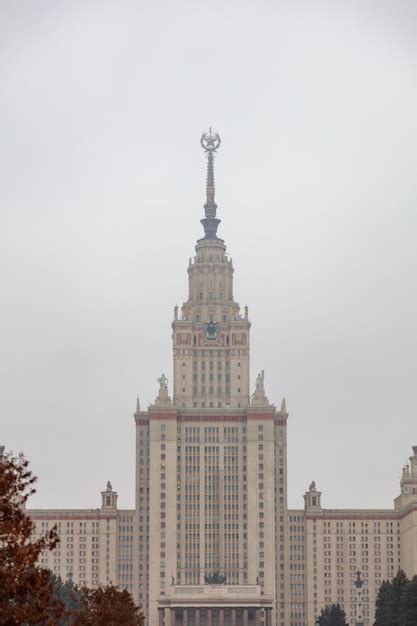 Un Gran Edificio Con Un Reloj Encima Foto Premium