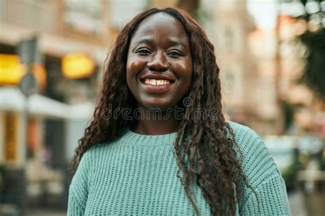 Jeune Femme Africaine Souriante Heureuse De La Ville Image Stock