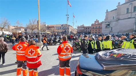 Sanitarios De Cruz Roja Atienden A Personas Durante El Fin De Semana