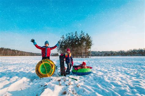 Los Niños Felices Van a Deslizarse En Invierno Los Niños De La Nieve Se