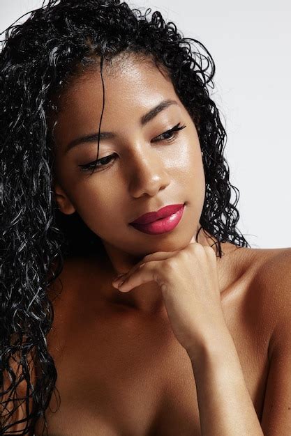 Mujer Bonita Latina Con El Pelo Mojado Foto Gratis