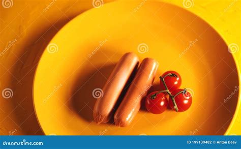 Fecho Das Salsichas Em Molho Tomate Cereja Em Prato Amarelo