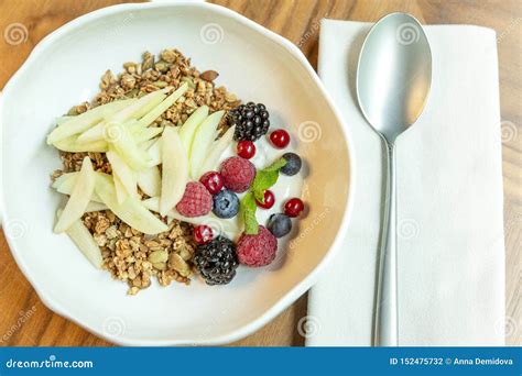 Muesli Met Verse Bessen En Vruchten In Een Kom Close Up Heerlijk En