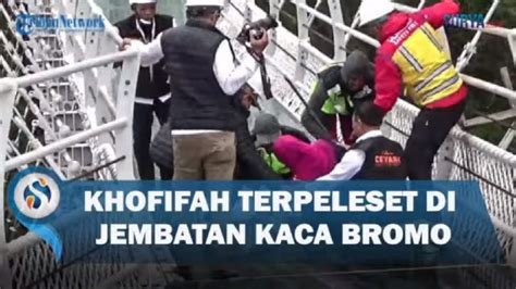 Gubernur Khofifah Terpeleset Saat Jajal Jembatan Kaca Bromo Siarindo