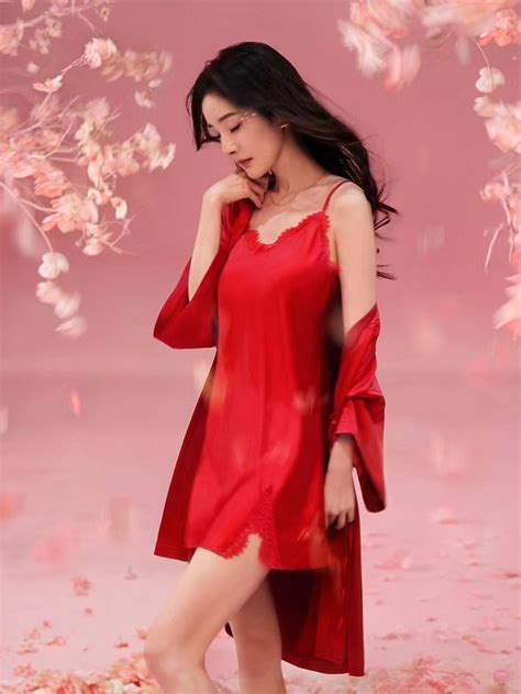 Dương Mịch gây tranh cãi khi mặc bikini ở tuổi