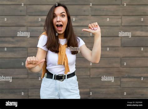 Portrait De Jeune Heureux Surpris Incroyable Dr Le Fascinant Brunette Mignon Femme Aux Motions