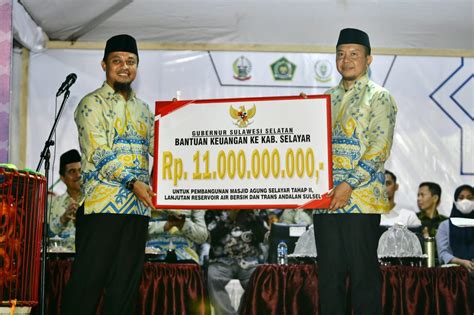 Gubernur Sulsel Serahkan Bantuan Keuangan Rp11 Miliar Untuk Pembangunan