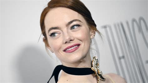 Emma Stone succombe à la tendance de la naked dress et dévoile sa