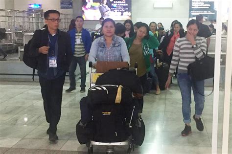 LOOK 32 Distressed OFWs Arrive From Kuwait ABS CBN News