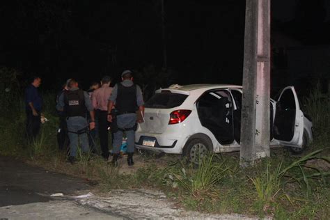 Dois homens são encontrados mortos dentro de carro em Manaus terceira