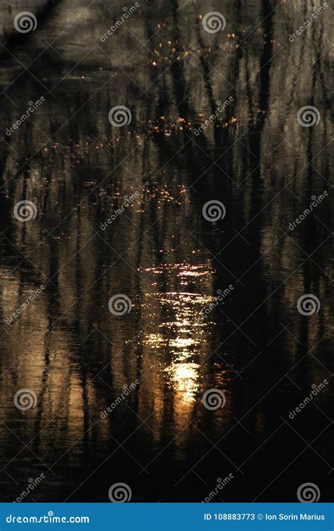 Reflexi N De La Naturaleza En Agua En Puesta Del Sol Imagen De Archivo