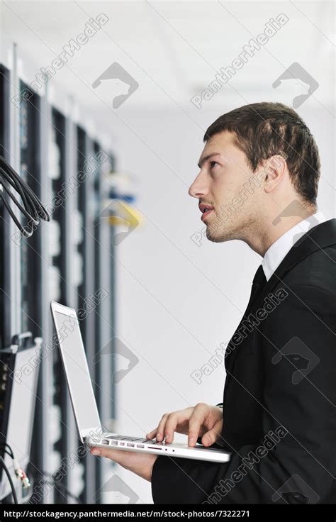 Gesch Ftsmann Mit Laptop Im Netzwerk Serverraum Stockfoto