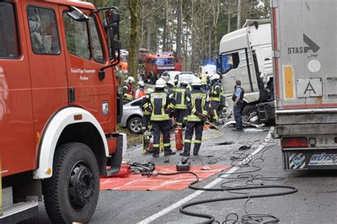 Fünf verletzte Personen nach Frontalcrash auf B101 bei Pockau