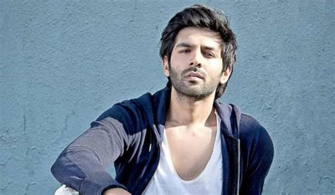 Kartik Aaryan Gets A Weird Marriage Proposal By One Of His Female Fans He Gives A Hilarious Reply