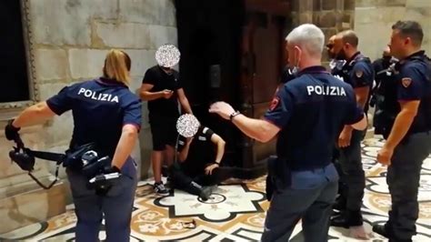 Terrore In Duomo Uomo Armato Prende In Ostaggio Una Guardia Giurata