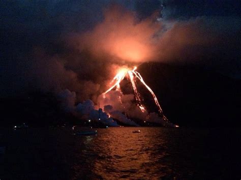 Stromboli L Eruzione Continua Centinaia Di Barche Per Ammirare La