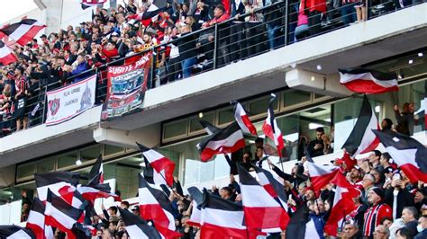 Mataron De Una Pu Alada A Un Hincha De Chacarita Durante El Partido Con