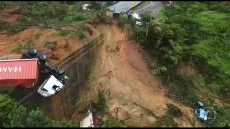 Deslizamento de terra arrasta veículos e deixa pelo menos dois mortos e