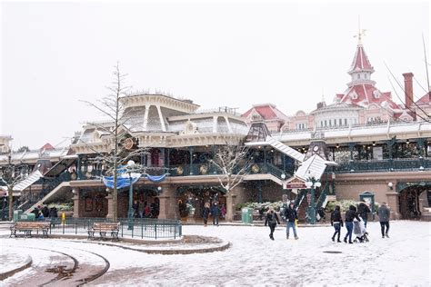 PHOTOS: Watch Disneyland Paris Turn Into A Winter Wonderland | Disney ...