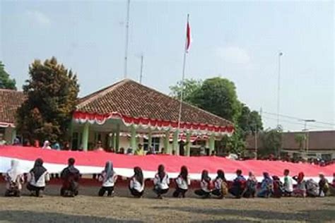 Bendera Raksasa Siap Dikibarkan Di Puncak Gunung Munara Metropolitan