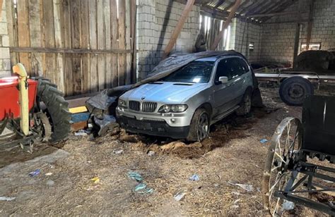 Skradzione auto w opuszczonym pomieszczeniu gospodarczym Suwałki