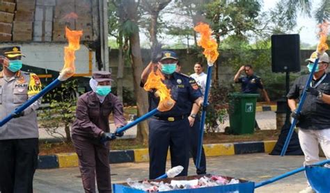 Bea Cukai Cikarang Musnahkan Jutaan Batang Rokok Ilegal Dan Ratusan