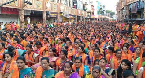 Passeggiata per il Festival di Ganesha della città di Pune - Pune ...