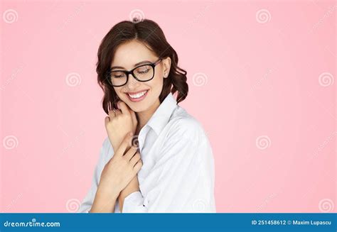 Brunette Alegre Tocar El Brazo Suavemente Foto De Archivo Imagen De Sincero Hembra