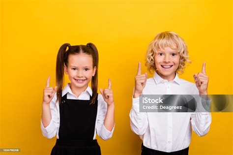 Foto Dua Anak Sekolah Yang Menyajikan Penjualan Ruang Kosong Mengenakan