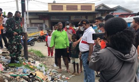 Bupati Hermus Pimpin Aksi Jumat Bersih Di Pasar Wosi Link Papua