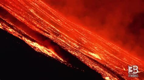 CRONACA DIRETTA Etna La Lava Lungo Il Pendio Il Vulcano Si Placa