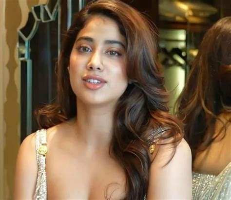 Jhanvi Kapoor Was Seen Escaping From The Camera Late At Night Wearing Such A Dress Became A