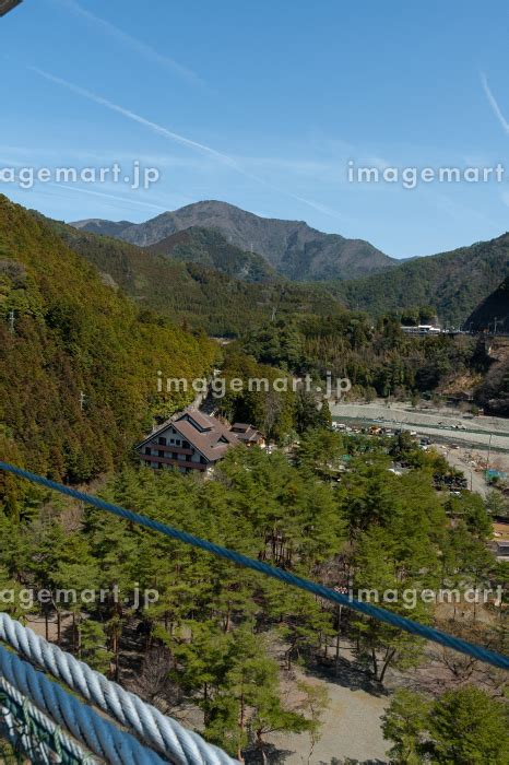 奈良県吉野郡十津川村に架かる日本最長の生活用鉄線の吊橋、谷瀬の吊橋の写真素材 [191330307] イメージマート