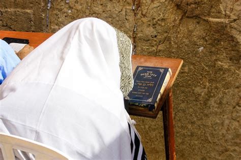 Premium Photo Unknowns People Praying Front The Western Wall At The