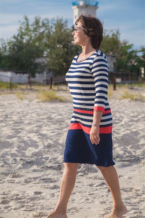 Femme Marchant Sur La Plage De Mer Image Stock Image Du Chaud