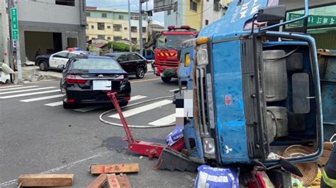 悚！ 卸貨忘拉手煞車 駕駛跳上車「又遇劫」側翻 生活 壹新聞