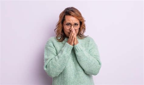 Mujer De Mediana Edad Que Se Siente Preocupada Esperanzada Y Religiosa